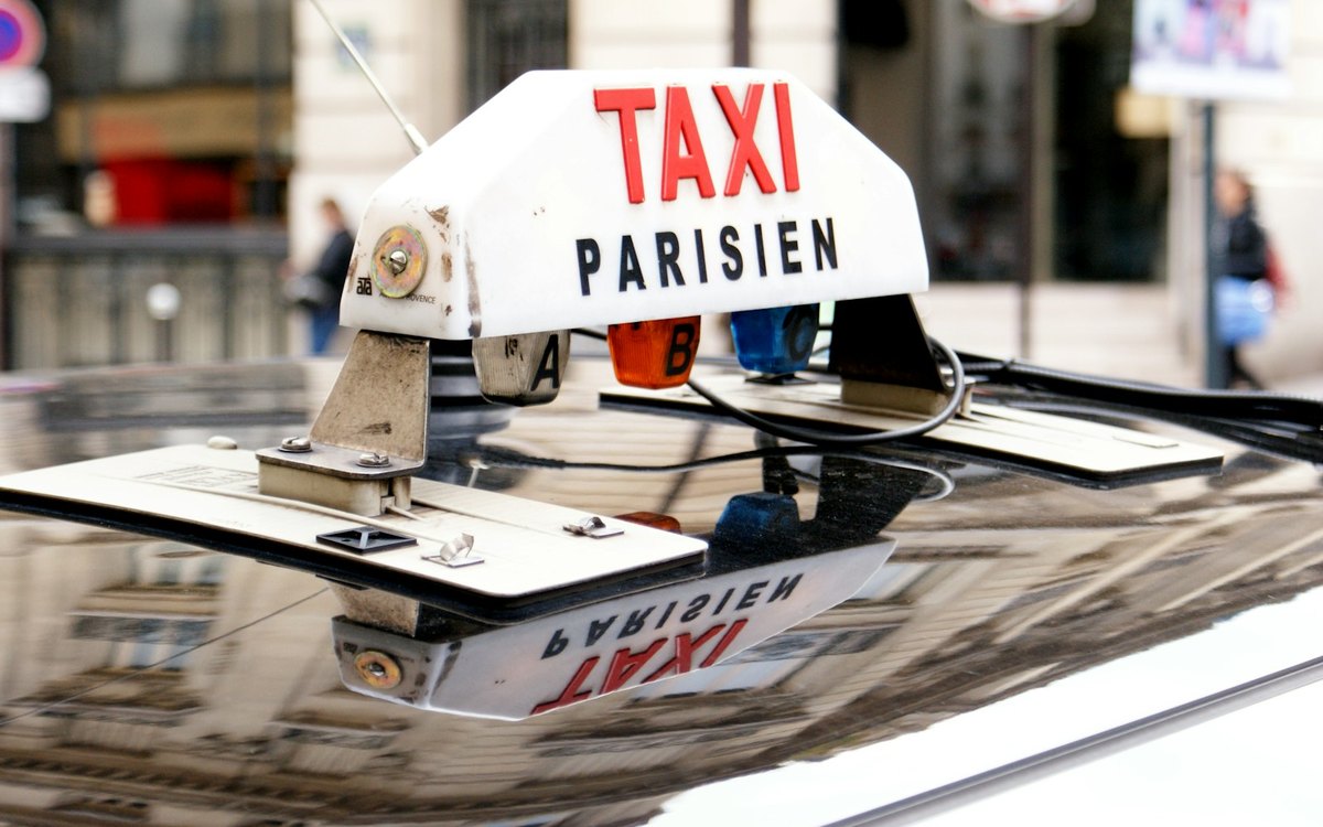 Lumineux d'un taxi parisien