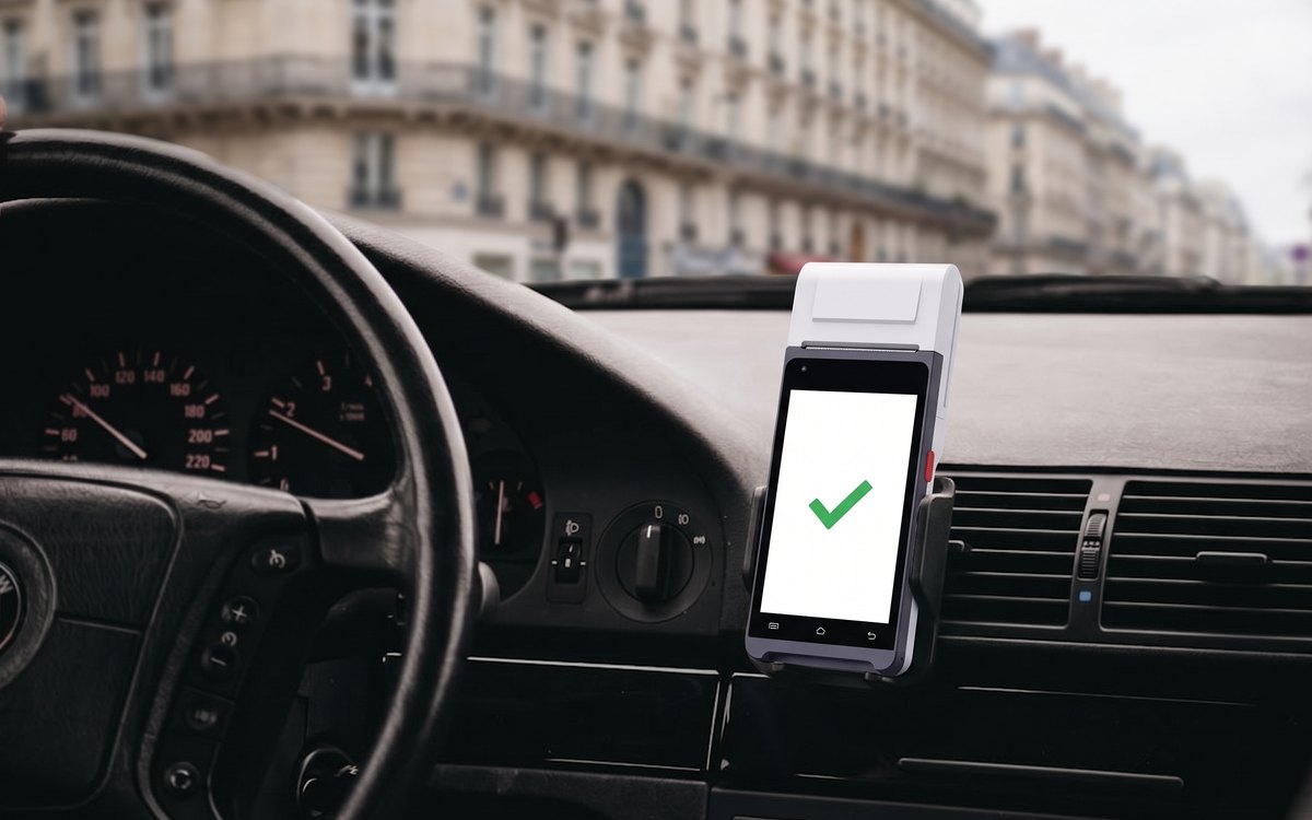 Terminal Saficard installé sur le tableau de bord d'un taxi